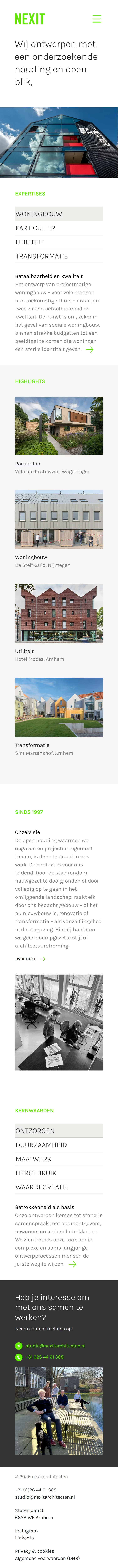 Mobiel-weergave van de homepage van Nexit Architecten